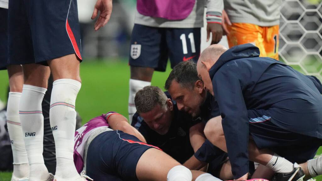 Jordan Henderson liegt am Boden und muss gepflegt werden