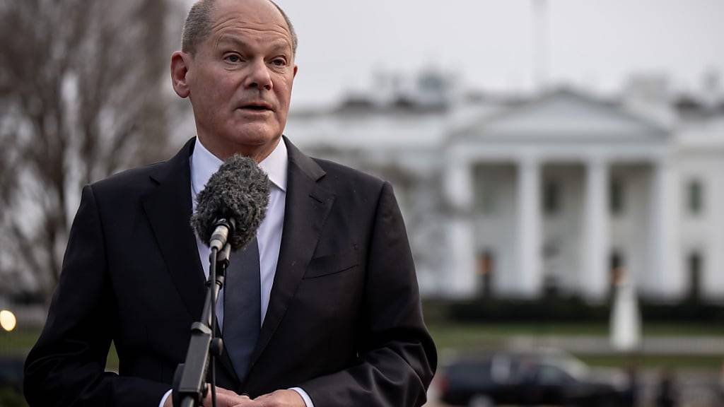 Bundeskanzler Olaf Scholz (SPD), gibt ein Pressestatement nach seinem bilateralen Treffen mit US-Präsident Biden im Oval Office im Weißen Haus. Für Scholz war es bereits der dritte Besuch im Weißen Haus als Kanzler. Foto: Michael Kappeler/dpa