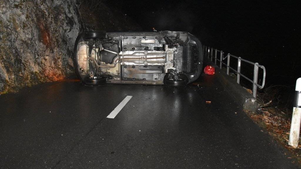 Eingeklemmt: Der Lenker dieses Autos musste nach dem Unfall auf der Bürgenstockstrasse von der Feuerwehr befreit werden.