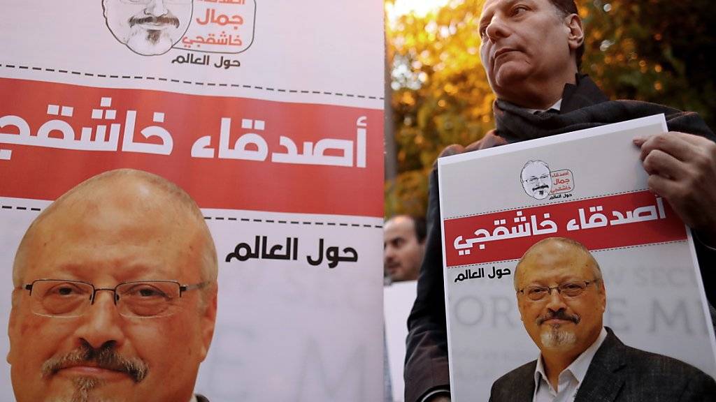 Eine Demonstration nach dem Tod des saudischen Journalisten Jamal Khashoggi. Die Wirtschaftskommission des Nationalrates hat nun beschlossen, die Beratungen zu einem Abkommen mit dem Land auszusetzen. (Archiv)