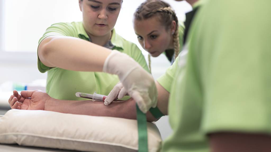 In einem Aargauer Spital wird eine Blutentnahme geübt. (Archivaufnahme)