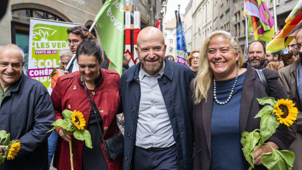 Nicolas Walder nach dem ersten Wahlgang in Begleitung von Unterstützerinnen und Unterstützern der Grünen und der SP. (Archivbild)
