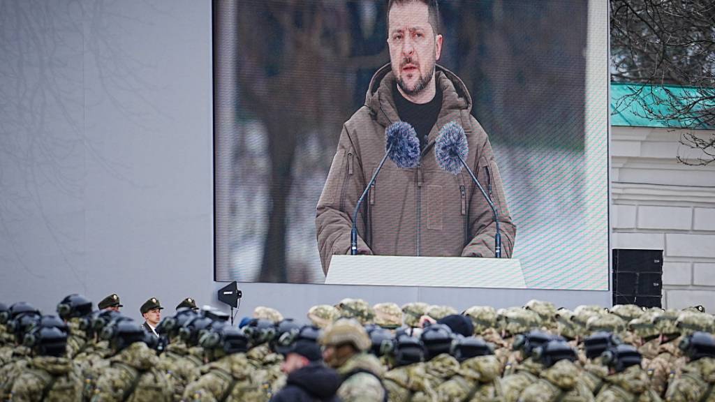 ARCHIV - Wolodymyr Selenskyj, Präsident der Ukraine, spricht bei einer Militärparade zu Soldaten. Foto: Kay Nietfeld/dpa/Archivbild