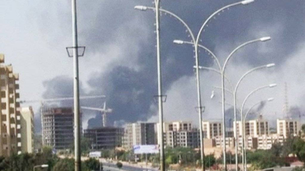 Erneut Rauchschwaden am Flughafen von Tripolis: In Libyen ist eine vereinbarte Waffenruhe gebrochen worden. (Archivbild 2014)