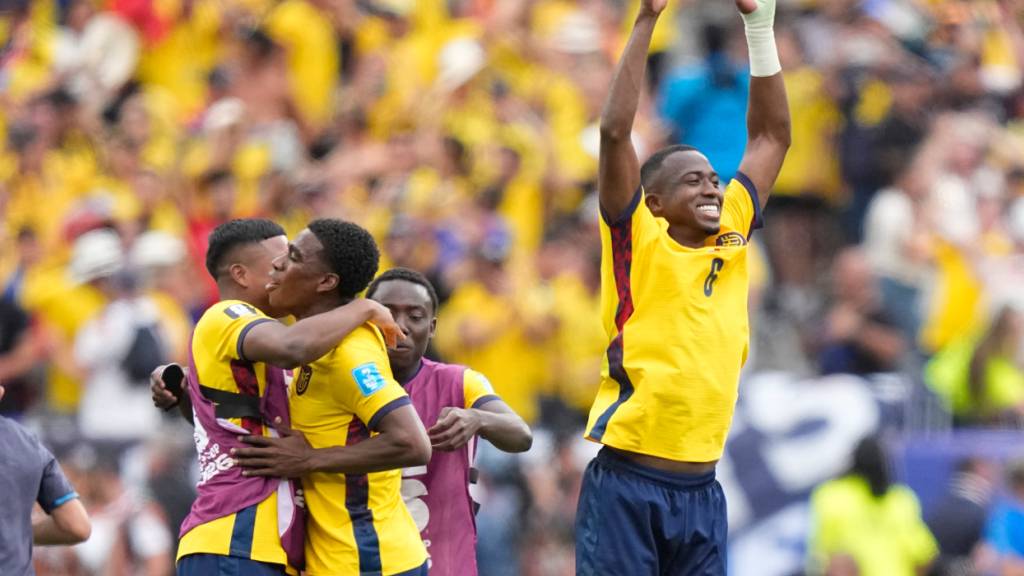 Die Ecuadorianer atmen nach dem spät errungenen Sieg gegen den Gruppensieger Deutschland auf