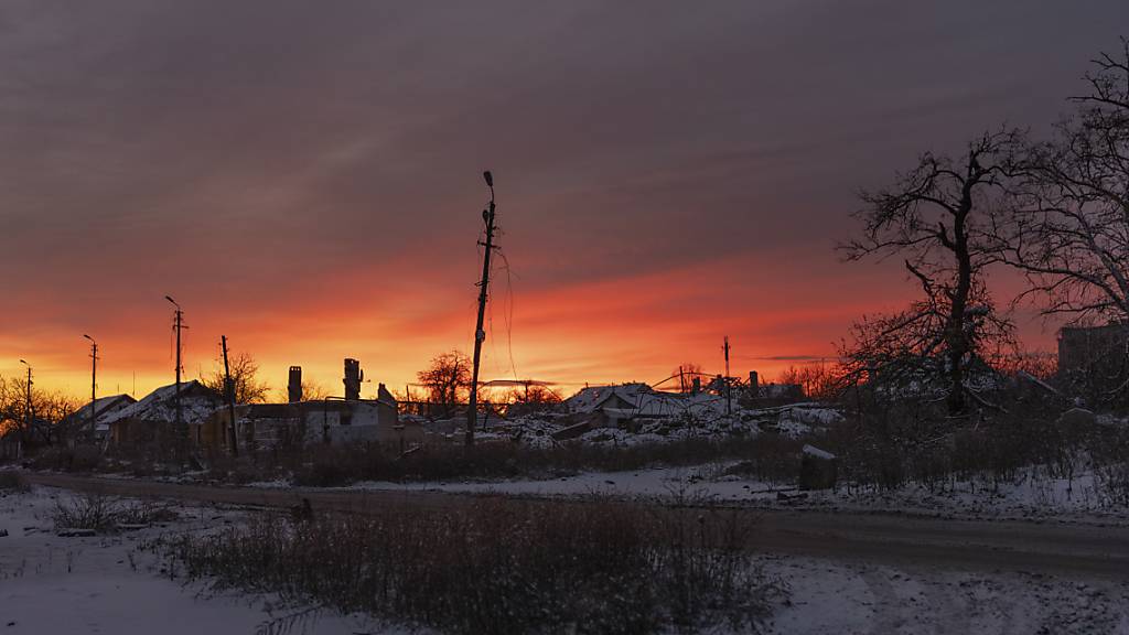 Die Sonne geht über beschädigten Gebäuden in Tschassiw Jar in der Region Donezk in der Ukraine auf. Foto: Alex Babenko/AP/dpa