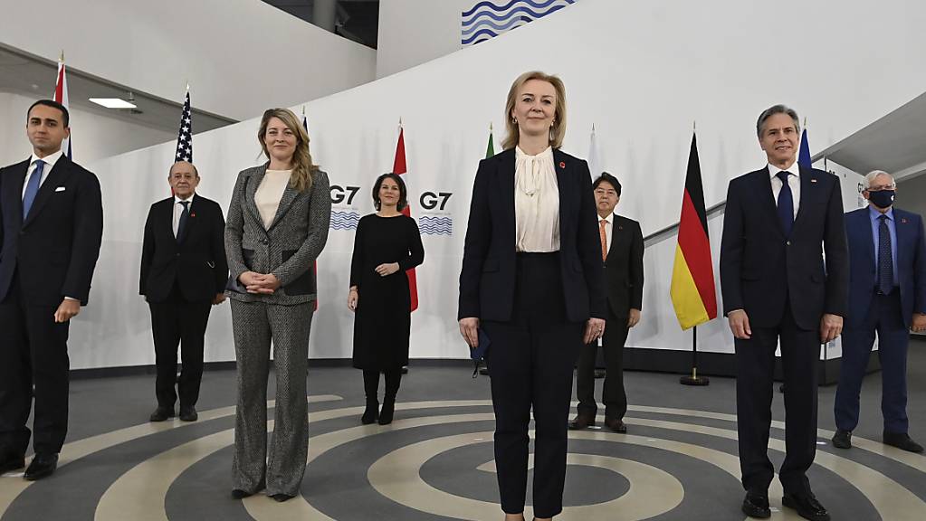 Die Außenminister der G7-Staaten posieren für ein Gruppenfoto im Museum of Liverpool. Foto: Paul Ellis/AFP Pool/AP/dpa