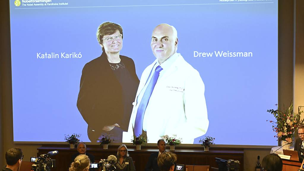 Der Sekretär der Nobelversammlung, Thomas Perlmann (r), verkündet die Gewinner des Nobelpreises für Medizin 2023: Katalin Karikó und Drew Weissman. Foto: Jessica Gow/TT News Agency/AP/dpa