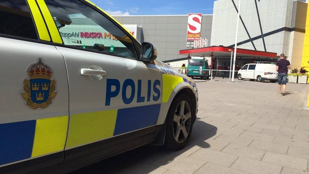 Ein Polizeiauto vor der Ikea-Filiale, wo der Angriff geschah.