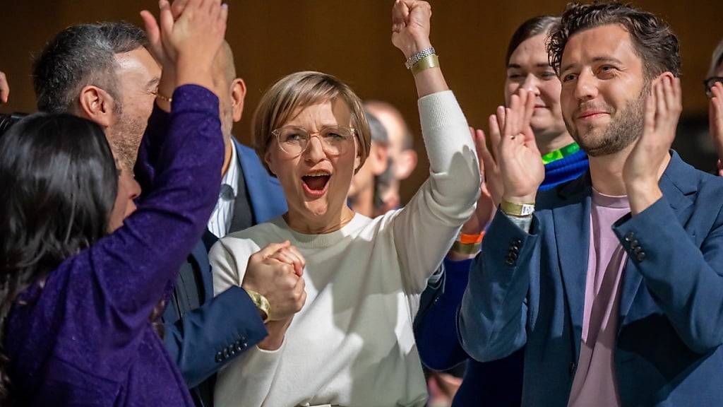 Franziska Brantner (M), neue Bundesvorsitzende von Bündnis90/Die Grünen, jubelt nach ihrer Wahl neben Felix Banaszak (r), designierter Bundesvorsitzender von Bündnis90/Die Grünen, bei der Bundesdelegiertenkonferenz der Grünen. Foto: Michael Kappeler/dpa