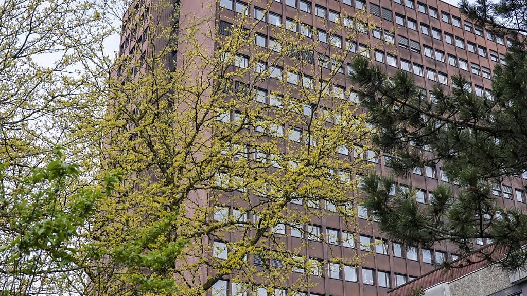 Das bestehende Bettenhochhaus des Luzerner Kantonsspitals soll abgerissen werden. Damit sind nicht alle einverstanden. (Archivbild)