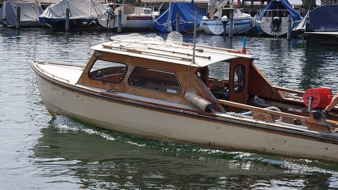 Mann mit Motorboot rammt Pedalos