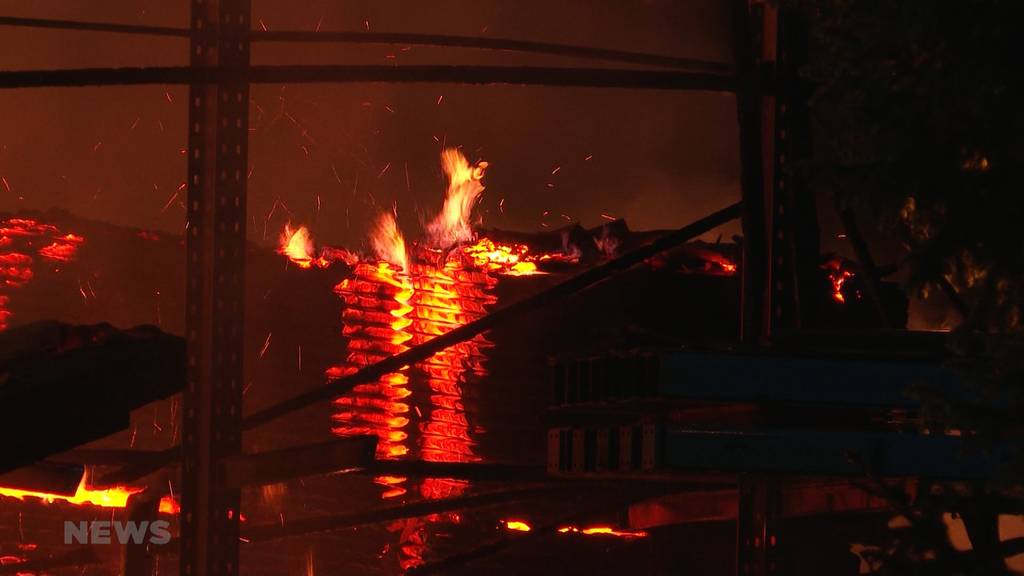 Holzlager in Egerkingen steht in Vollbrand: Schock im angrenzenden Wohnquartier ist gross