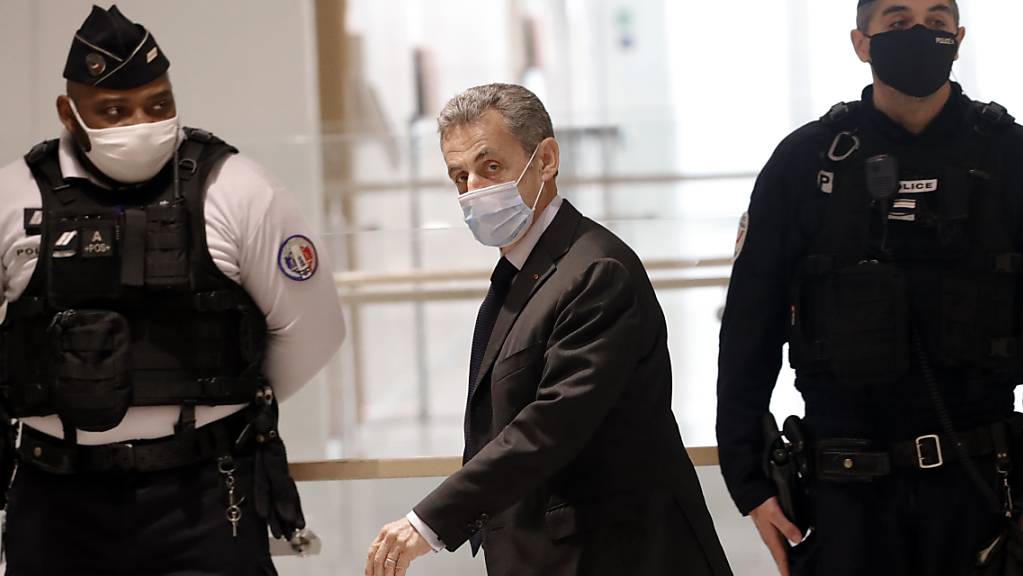 ARCHIV - Nicolas Sarkozy (M), ehemaliger Präsident von Frankreich, trifft zu einer Anhörung in einem Gerichtsgebäude ein. Foto: Christophe Ena/AP/dpa