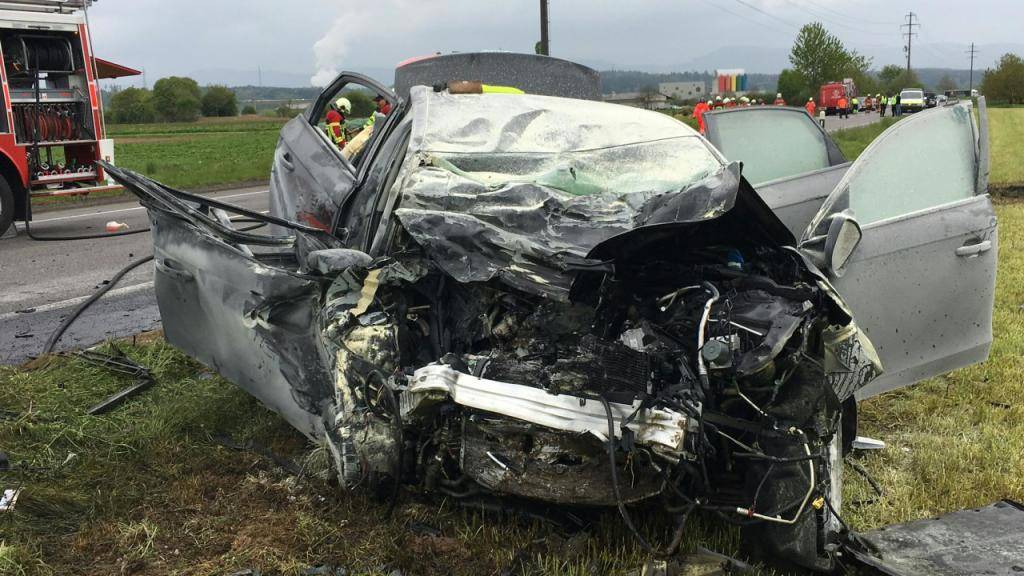 Der 78-jährige Lenker dieses Autos wurde bei der Frontalkollision mit einem Lastwagen in Muhen AG getötet.