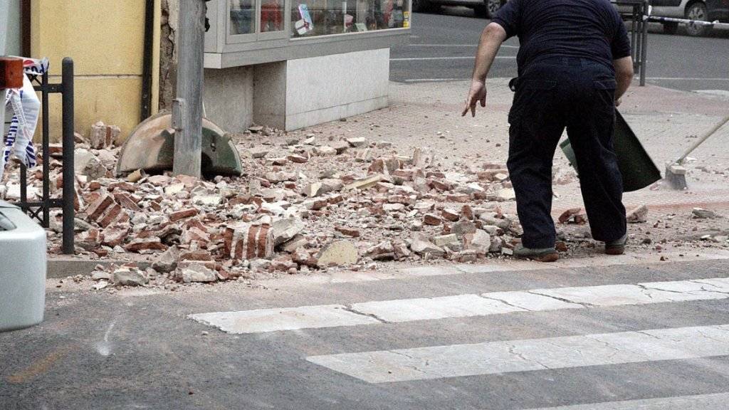 Trümmer liegen nach dem Erdbeben auf einer Strasse in der spanischen Enklave Melilla.