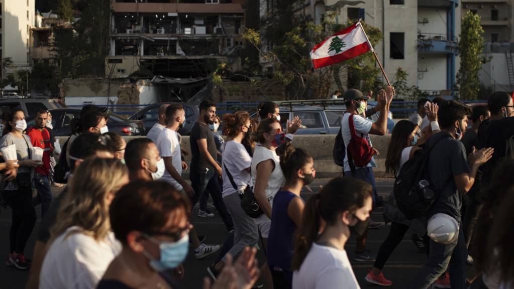 Mehrere Tausend Menschen nehmen an dem Trauermarsch zum Gedenken an die Opfer der verheerenden Explosion in Beirut teil. 