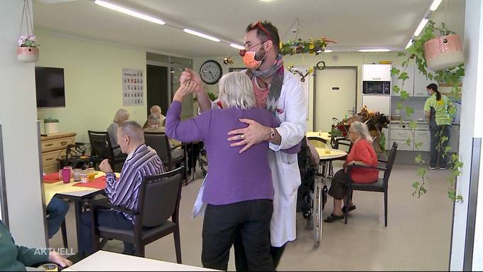 Humorvisite bringt Altersheim Schöftland viel zu Lachen