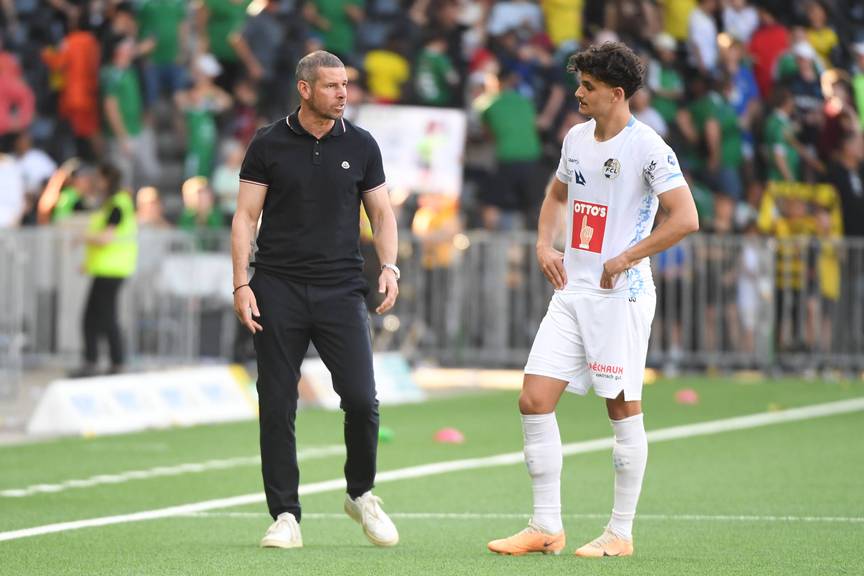 Hängende Köpfe beim FCL // 14.04.2024, Bern, Stadion Wankdorf, Super League: BSC Young Boys - FC Luzern, Luzern Trainer Mario Frick und 33 Leny Meyer (Luzern). Bern Stadion Wankdorf Bern Switzerland *** 14 04 2024, Bern, Stadion Wankdorf, Super League BSC Young Boys FC Luzern, Luzern Coach Mario Frick and 33 Leny Meyer Luzern Bern Stadion Wankdorf Bern Switzerland Copyright: xJustPictures.ch/ManuelxWinterbergerx jp-de-MaWi-MWI_4732