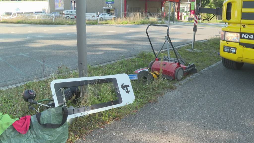 Selbstunfall: Autolenker fährt in Villmergen in drei Ampeln und einen Zaun