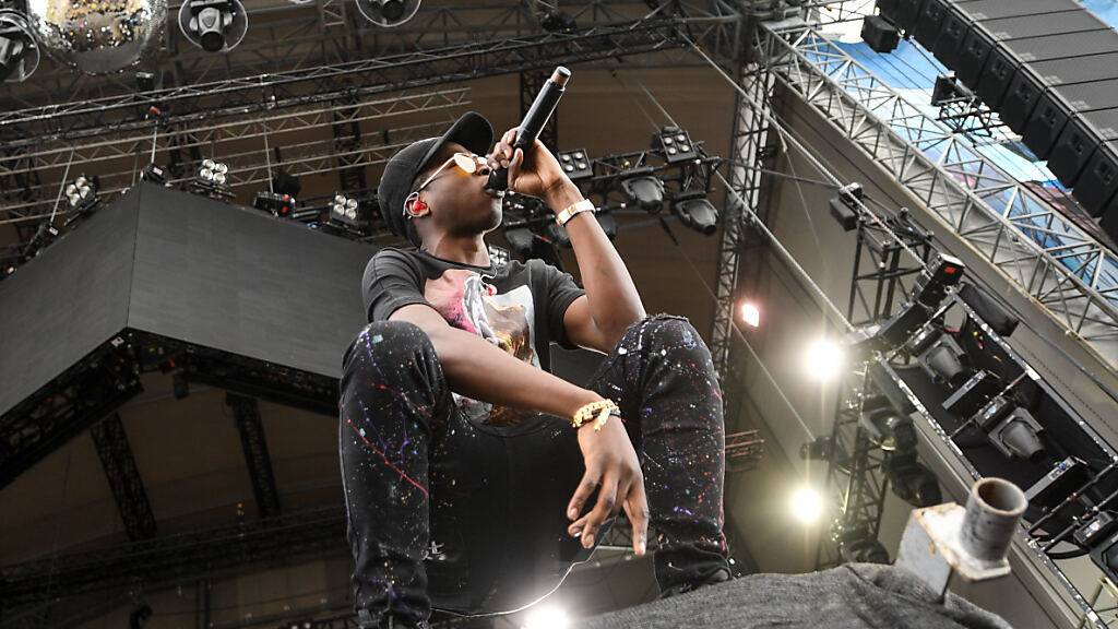 ARCHIV - Der Rapper MHD, bürgerlich Mohamed Sylla, bei einem Auftritt auf dem Southside Festival in Neuhausen ob Eck im Juni 2018. Foto: Felix Kästle/dpa