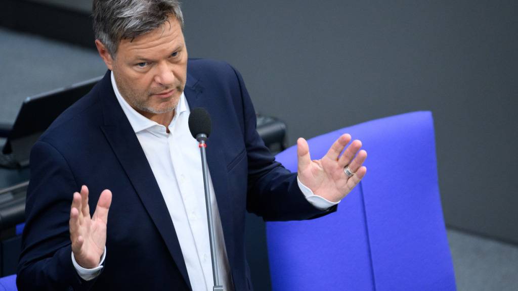 ARCHIV - Der frühere Bundeswirtschaftsminister Habeck von den Grünen zieht sich aus dem Bundestag zurück. Foto: Bernd von Jutrczenka/dpa