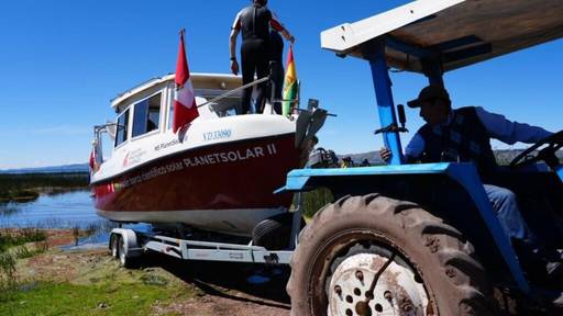 Schweizer Solarboot Planet Solar II im Titicacasee in Peru