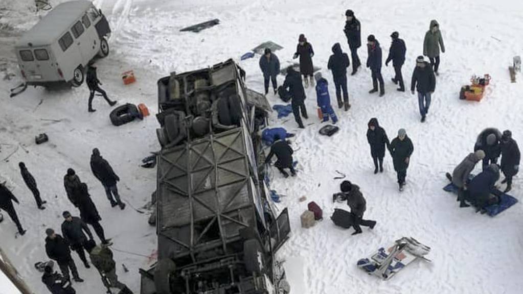 Mindestens 19 Menschen sind bei einem schweren Busunglück in Sibirieren ums Leben gekommen.