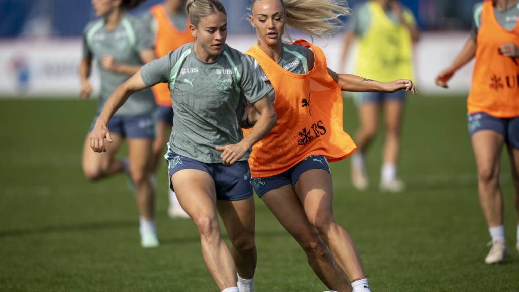 Verteidigerin Nadine Riesen (links) will sich in England weiterentwickeln