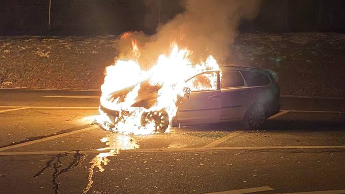 Auto brennt auf Rastplatz – Niemand verletzt