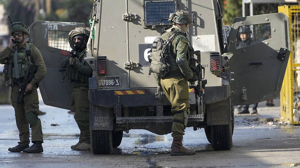 ARCHIV - Israelische Soldaten bei einem Militäreinsatz in Dschenin im Westjordanland. Foto: Majdi Mohammed/AP/dpa