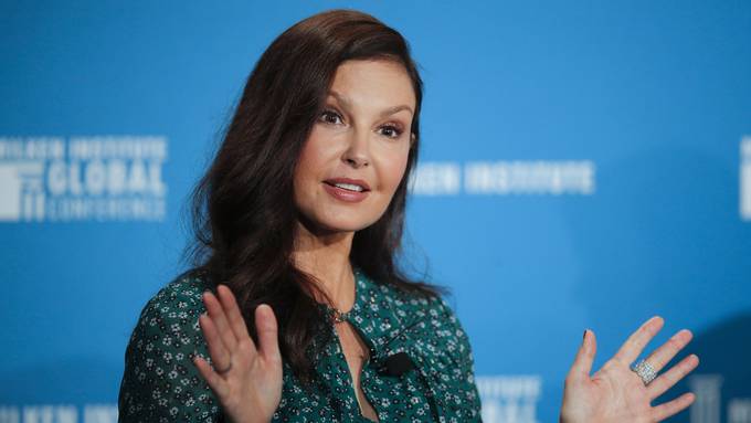 Ashley Judd kuriert ihre Verletzung in der Schweiz aus 