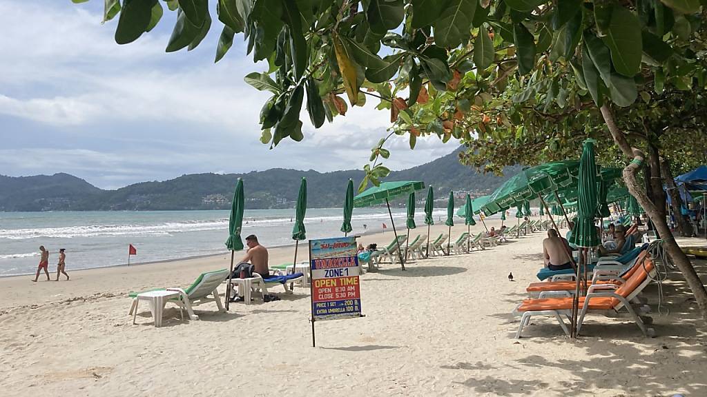 ARCHIV - Der berühmte Strand Patong Beach auf der Insel Phuket. Foto: Carola Frentzen/dpa