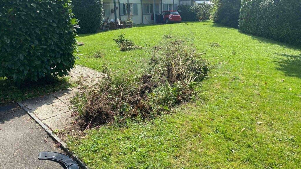 Das Auto fuhr in einer Wohnsiedlung über einen Rasen.