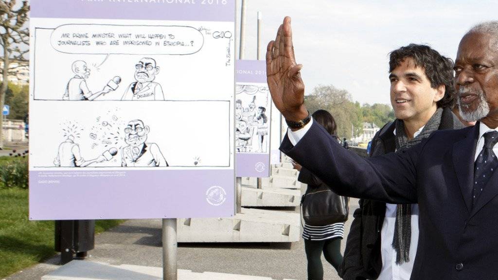 Die Zeichnungen der Preisträger sind in einer Ausstellung in Genf zu sehen - hier weihen Ex-UNO-Generalsekretär Kofi Annan und der Genfer Karikaturist Patrick Chappatte die Ausstellung ein.