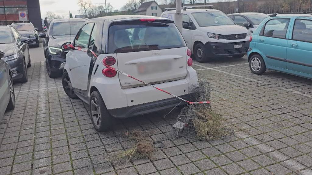 Kurios: Beschädigter Smart seit Tagen auf Parkplatz in Dättwil