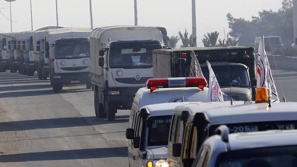 Ein Konvoi aus Hilfsfahrzeugen auf dem Weg in die belagerte syrische Stadt Madaja im Januar - nun wurden erstmals Kranke und Verletzte aus Madaja und anderen belagerten Städten herausgeholt. (Archiv)