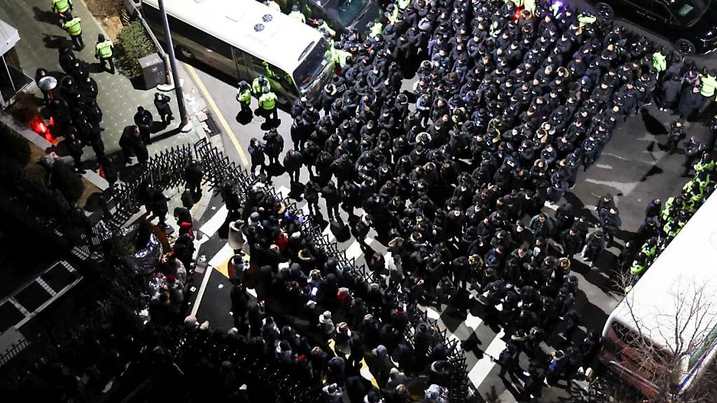 dpatopbilder - Polizisten und Mitarbeiter der Anti-Korruptionsbehörde (CIO) in Südkorea versuchen, sich Zugang zur Residenz des suspendierten Präsidenten Yoon zu verschaffen. Foto: Uncredited/YNA/dpa