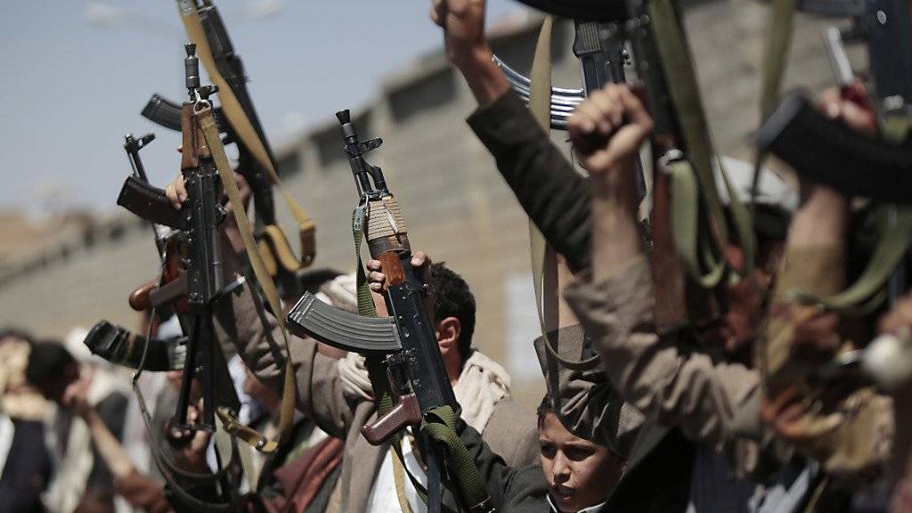 Yemenitische Stammeskämpfer während eines Mobilisierungsanlasses für die Huthi-Rebellen in Sanaa: Die Aufständischen riefen am Dienstag wie angekündigt eine eigene Regierung aus. (Archivbild)
