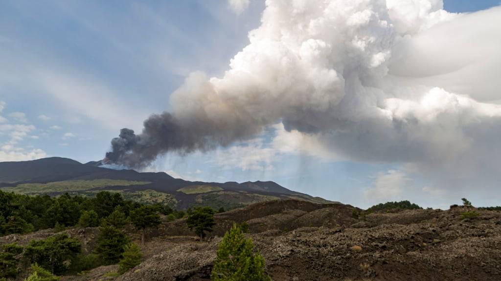 ARCHIV - Eine große Rauchwolke steigt 2021 aus dem ausbrechenden Südostkrater des Ätna, Europas größtem aktiven Vulkan, auf der süditalienischen Insel Sizilien. Foto: Salvatore Allegra/AP/dpa