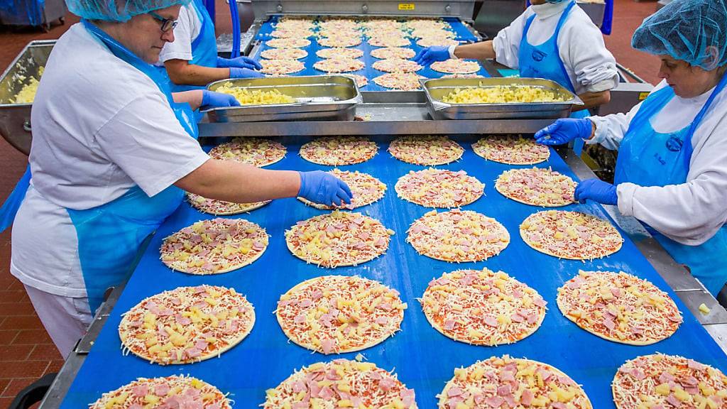 Dr. Oetker konnte trotz der Zurückhaltung bei den Konsumenten den Umsatz steigern. Im Bild zu sehen das Pizzawerk des Unternehmens im deutschen Wittenburg. (Archivbild)