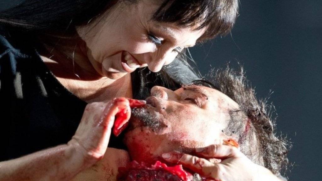Brutal: Salome (Simone Schneider) mit dem Kopf von Johannes dem Täufer.