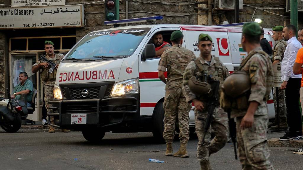 dpatopbilder - Soldaten der libanesischen Armee sichern die Zufahrt eines Krankenwagens zum Gelände des Krankenhauses der American University. Foto: Marwan Naamani/dpa