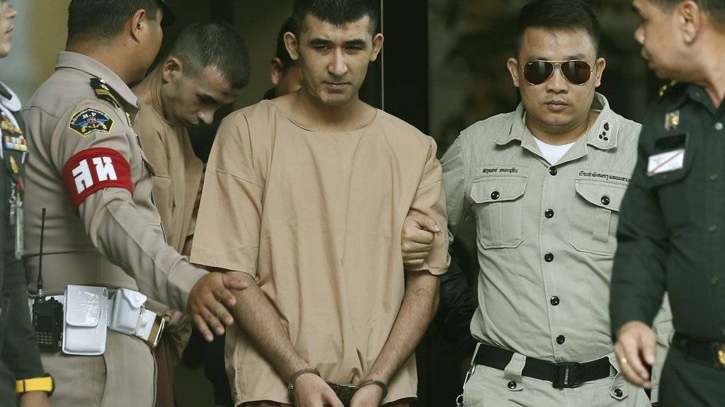 Die beiden Angeklagten - Chinesen und Angehörige der muslimischen Minderheit der Uiguren - werden in Bangkok vom Gefängnis zum Militärgericht überführt