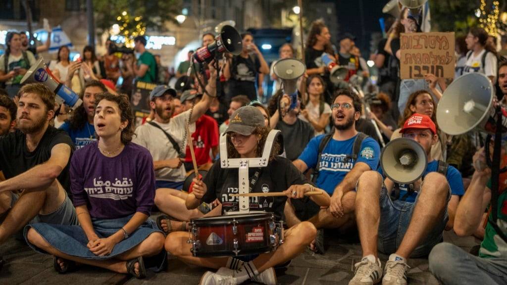 Israelis protestieren in Jerusalem und fordern ein Ende der israelischen Angriffe auf den Gazastreifen, die Freilassung der israelischen Geiseln und ein Ende des Krieges. Foto: Ilia Yefimovich/dpa