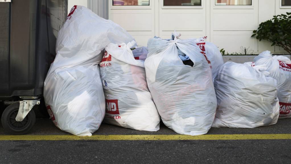 Die Stadt Zürich will alte Kleider künftig selber einsammeln. Die Aufträge an Dritte fallen weg. (Symbolbild)