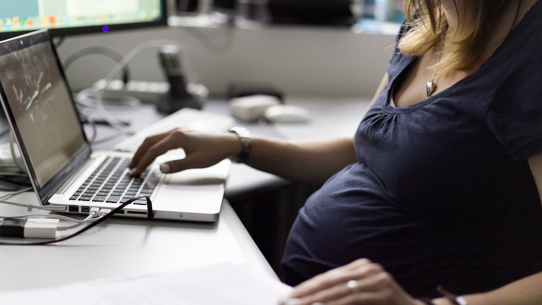 Schwangere Frauen sollen wenn möglich von zu Hause aus arbeiten dürfen.