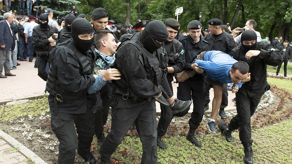 Am Montag wurden wie hier im Bild im Juni 2019 erneut zahlreiche Personen während einer regierungskritischen Demonstration in Kasachstan festgenommen. (Archivbild)