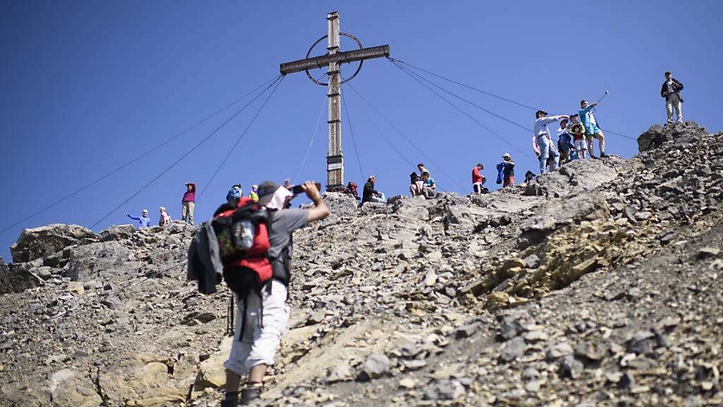Die Schesaplana wird von einem Gipfelkreuz geschmückt. (Archivaufnahme)