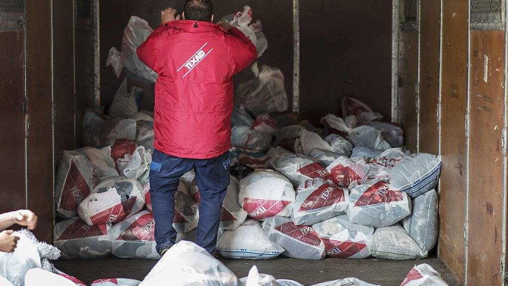 Ein Texaid-Mitarbeiter packt gesammelte Kleidersäcke in einen Bahnwagen. Texaid hat im vergangenen Jahr zwar mehr Textilien gesammelt, konnte wegen tieferer Preise aber weniger Geld an Hilfswerke ausschütten.
